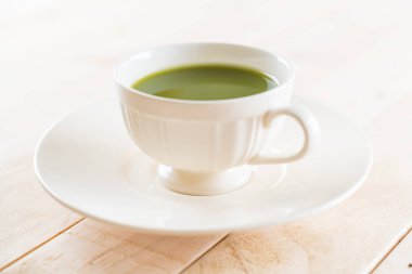 ahşap arka plan üzerinde sıcak matcha