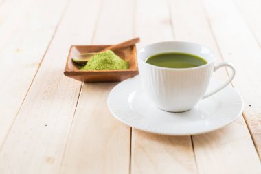 ahşap arka plan üzerinde sıcak matcha