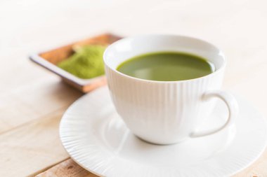 ahşap arka plan üzerinde sıcak matcha