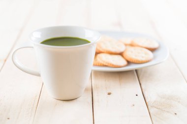 ahşap arka plan üzerinde sıcak matcha