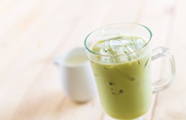 buzlu matcha latte