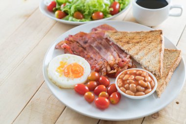 Kahvaltı ahşap masada