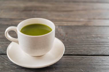 ahşap arka plan üzerinde sıcak matcha