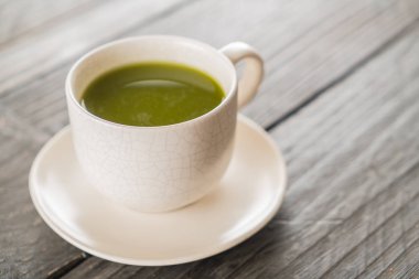 ahşap arka plan üzerinde sıcak matcha