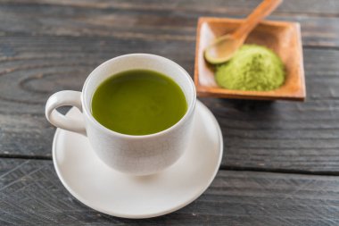 ahşap arka plan üzerinde sıcak matcha