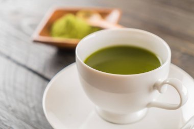 ahşap arka plan üzerinde sıcak matcha