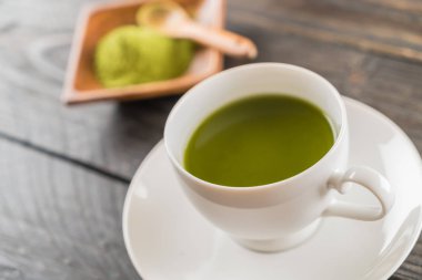 ahşap arka plan üzerinde sıcak matcha