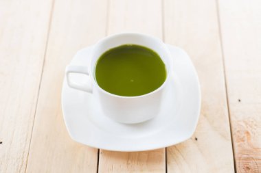 ahşap arka plan üzerinde sıcak matcha