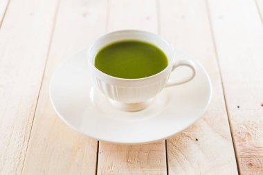 ahşap arka plan üzerinde sıcak matcha