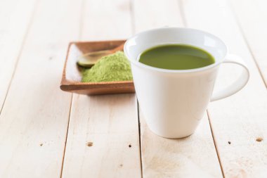 ahşap arka plan üzerinde sıcak matcha