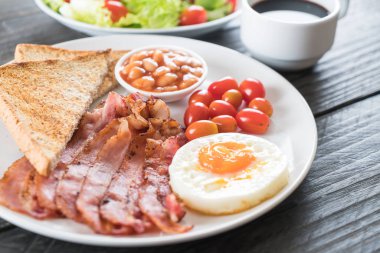 Kahvaltı ahşap masada