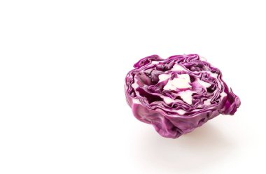 beyaz arkaplanda mor lahana