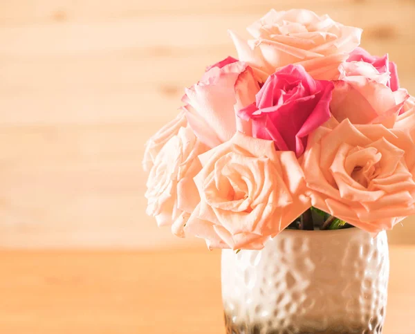 Ramo de rosas en jarrón —  Fotos de Stock