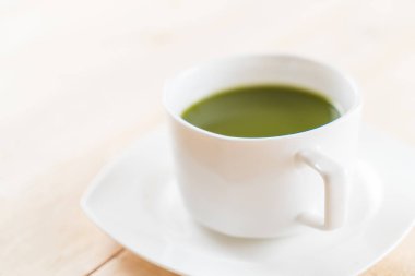 ahşap arka plan üzerinde sıcak matcha