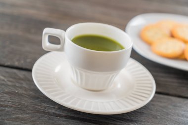 ahşap arka plan üzerinde sıcak matcha