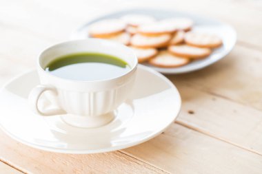 ahşap arka plan üzerinde sıcak matcha