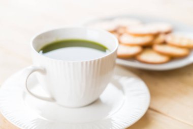 ahşap arka plan üzerinde sıcak matcha