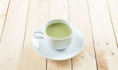 ahşap arka plan üzerinde sıcak matcha