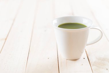 ahşap arka plan üzerinde sıcak matcha