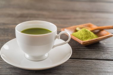 ahşap arka plan üzerinde sıcak matcha