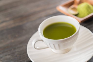 ahşap arka plan üzerinde sıcak matcha