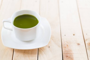 ahşap arka plan üzerinde sıcak matcha