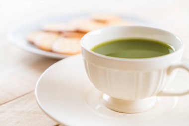 ahşap arka plan üzerinde sıcak matcha