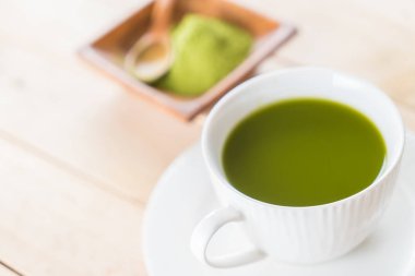 ahşap arka plan üzerinde sıcak matcha