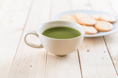 ahşap arka plan üzerinde sıcak matcha