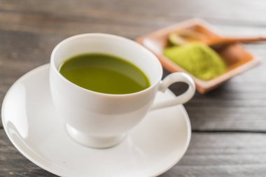 ahşap arka plan üzerinde sıcak matcha