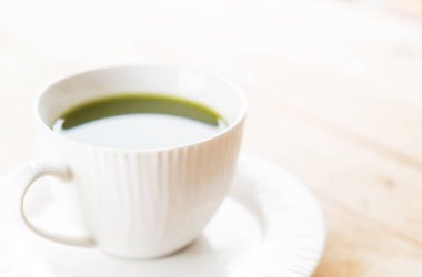 ahşap arka plan üzerinde sıcak matcha