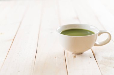 ahşap arka plan üzerinde sıcak matcha