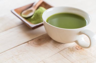 ahşap arka plan üzerinde sıcak matcha