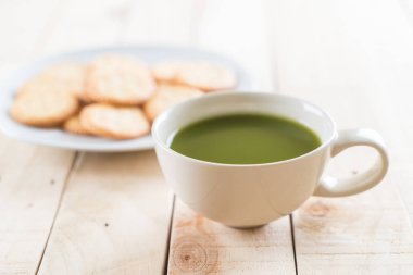 ahşap arka plan üzerinde sıcak matcha