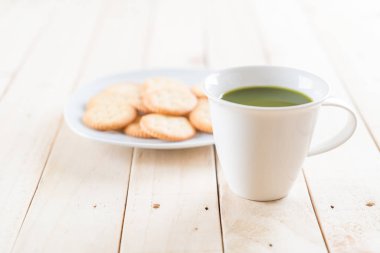 ahşap arka plan üzerinde sıcak matcha