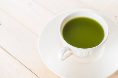 ahşap arka plan üzerinde sıcak matcha