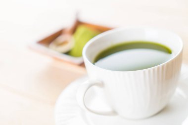 ahşap arka plan üzerinde sıcak matcha