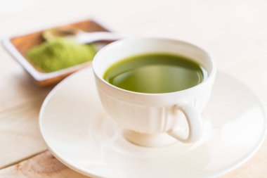 ahşap arka plan üzerinde sıcak matcha