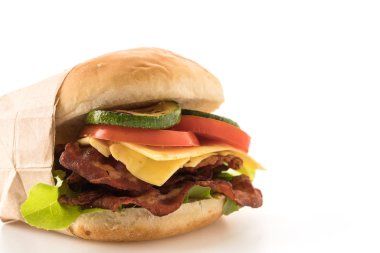 Beyaz arka planda pastırma burger