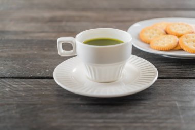 ahşap arka plan üzerinde sıcak matcha