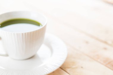 ahşap arka plan üzerinde sıcak matcha