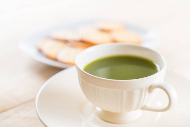 ahşap arka plan üzerinde sıcak matcha