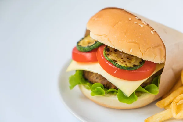 Burger z bekonem z frytkami — Zdjęcie stockowe