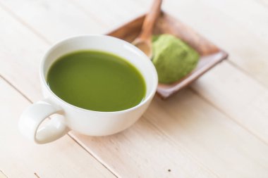 ahşap arka plan üzerinde sıcak matcha