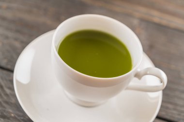 ahşap arka plan üzerinde sıcak matcha