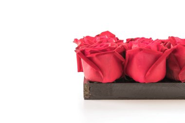 Beyaz üzerine kırmızı gül