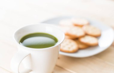 ahşap arka plan üzerinde sıcak matcha