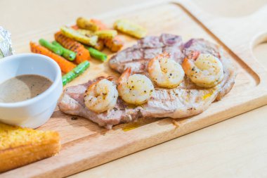 karides ile domuz eti biftek