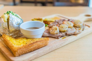 karides ile domuz eti biftek