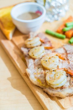 karides ile domuz eti biftek